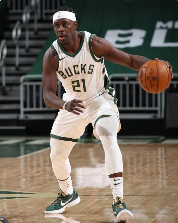 关于雄火中锋遭遇犯规离场，球队陷入下风的信息