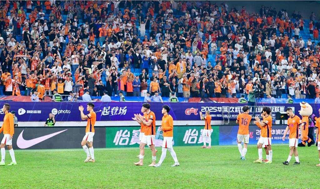 精彩的足球比赛落下帷幕，球迷乐趣无穷的简单介绍