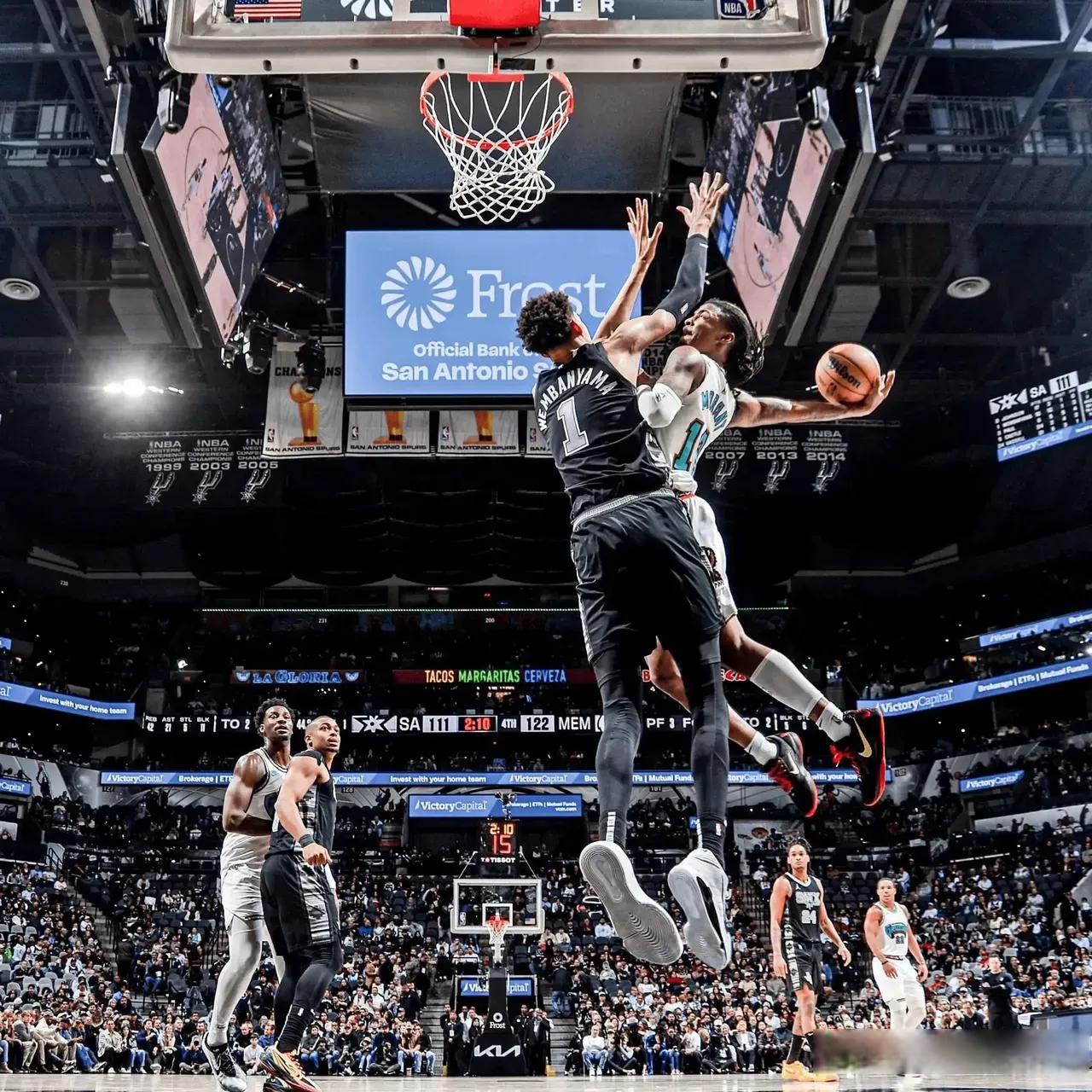 勇士完胜马刺，霍勒迪高光表现