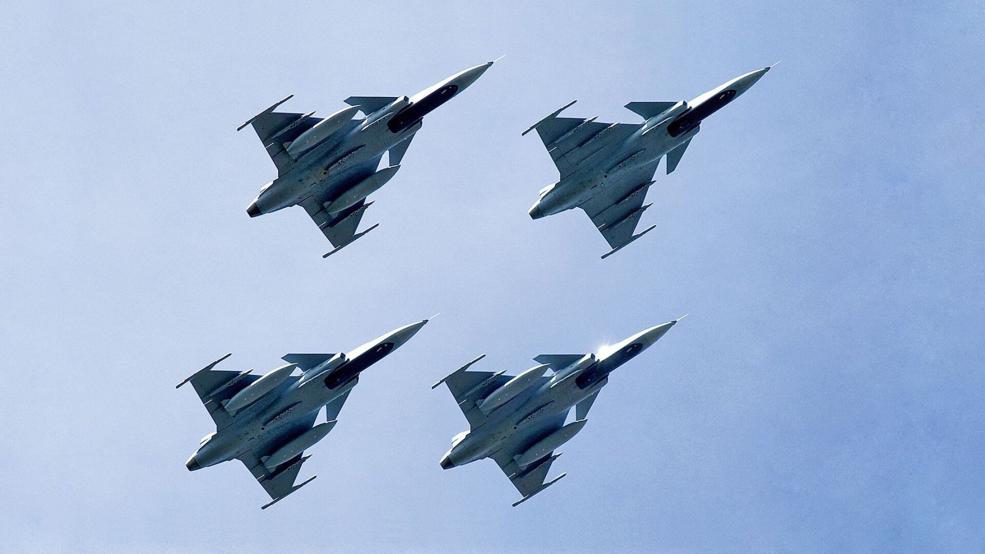 当雷恩的沙粒渗入F1轮胎纹理,哈弗茨的降维艺术